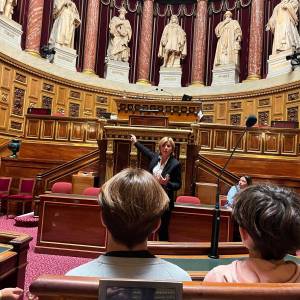 Dans l’hémicycle au Sénat avec Frédérique Puissat, sénatrice de l’Isère.